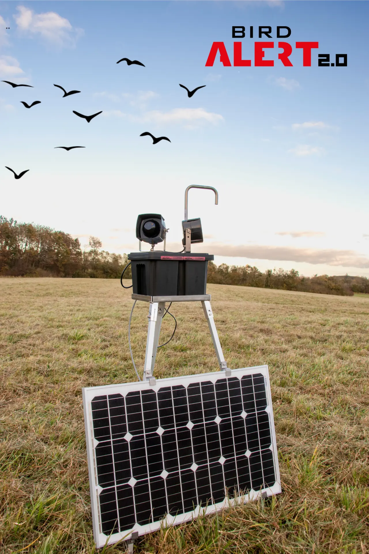 BirdAlert® 2.0 opsat på en mark med solcellepanel og skræmmehøjttalere